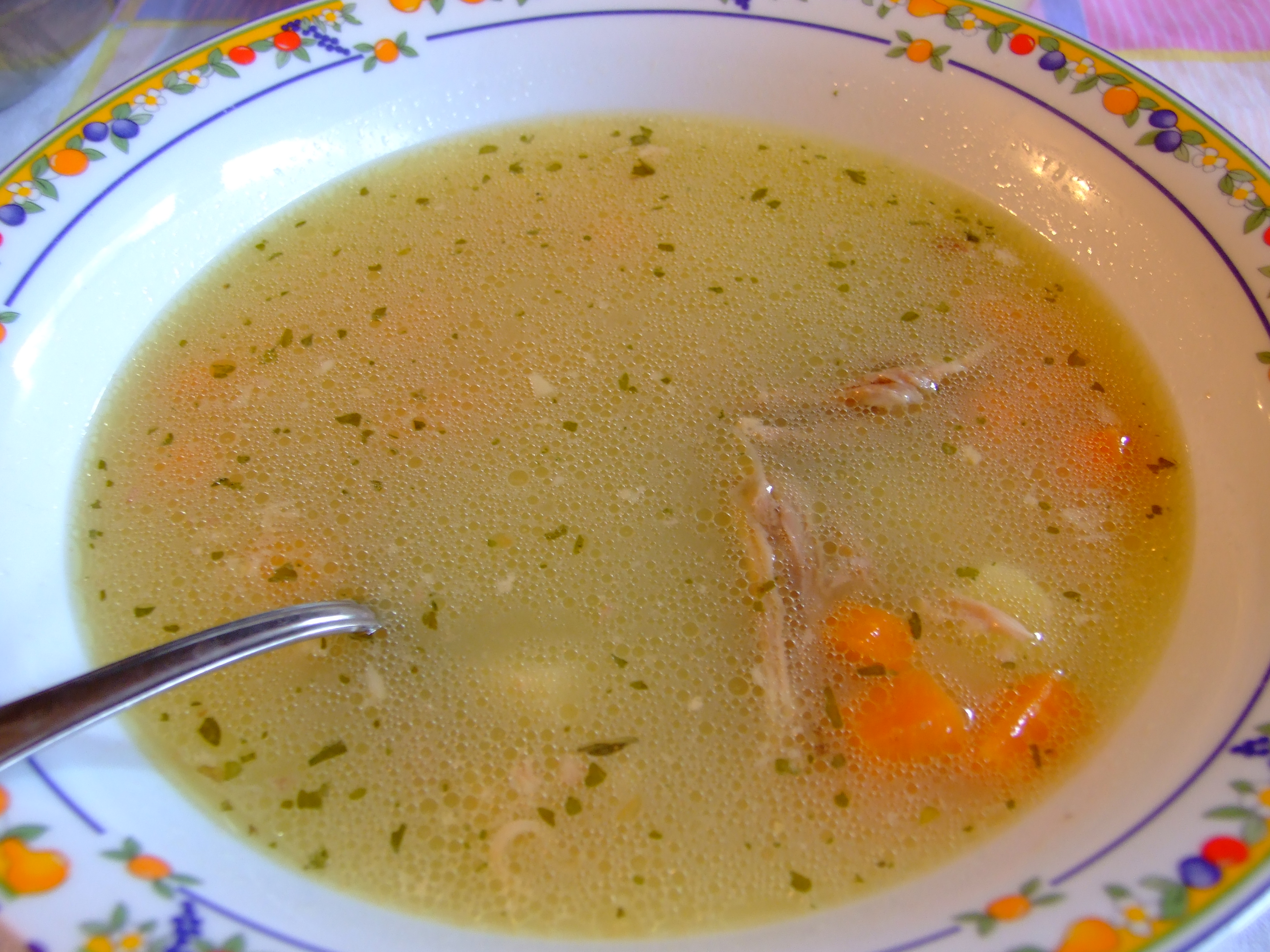 Детский рыбный суп. Суп из школьной столовой. Суп для детей в детском саду. Суп на столе. Куриный суп в тарелке.